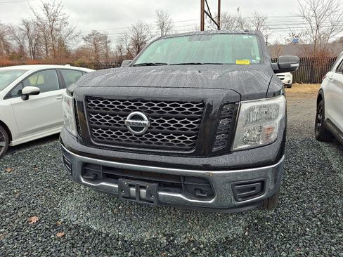 Used 2019 Nissan Titan SV image 2