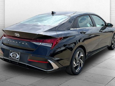 Used 2025 Hyundai Elantra SEL FWD image 5