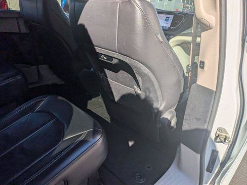 Certified 2022 Chrysler Pacifica Touring-L FWD image 31