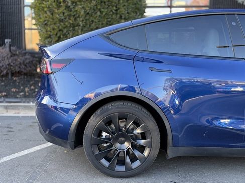 Used 2022 Tesla Model Y Long Range image 21