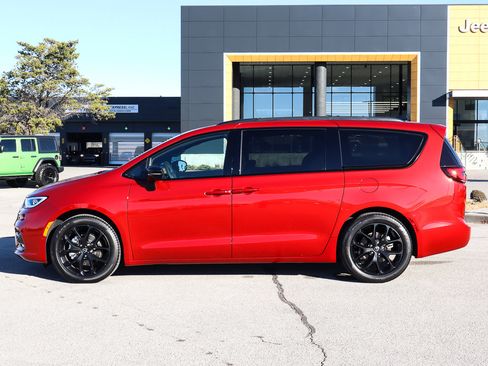 New 2026 Chrysler Pacifica Limited w/ Uconnect Theater Family Group image 8