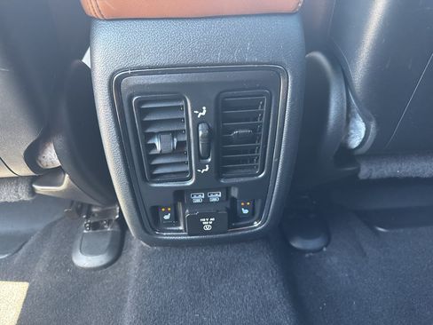Used 2020 Jeep Grand Cherokee Overland AWD/4WD image 29