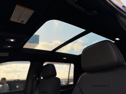 Used 2021 GMC Yukon XL Denali w/ Advanced Technology Package image 14