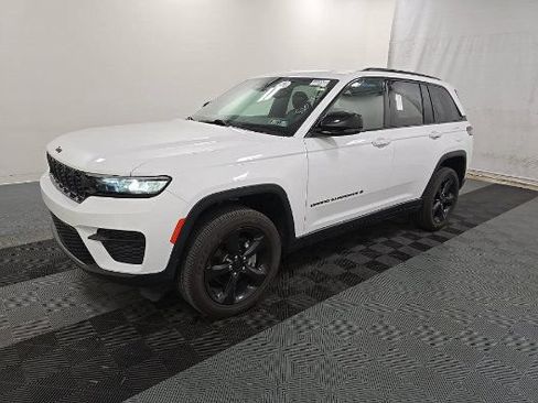 Used 2023 Jeep Grand Cherokee Altitude AWD/4WD image 5