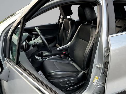 Used 2018 Chevrolet Trax LT w/ LT Convenience Package FWD image 21