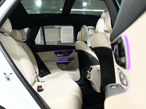 Used 2025 Mercedes-Benz GLC 300 4MATIC image 25