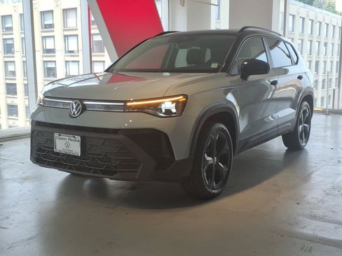 Used 2026 Volkswagen Taos SE AWD/4WD image 1