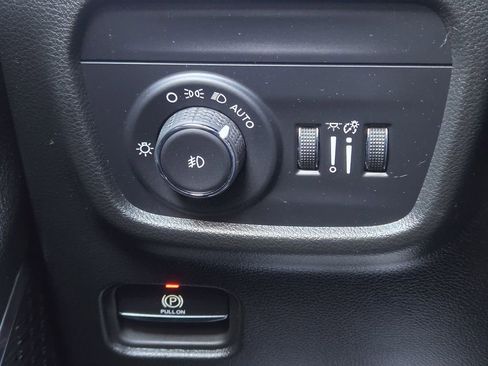 Used 2023 Jeep Grand Cherokee Summit w/ Luxury Tech Group V image 28