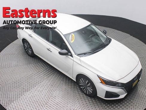 Used 2025 Nissan Altima 2.5 SV image 3