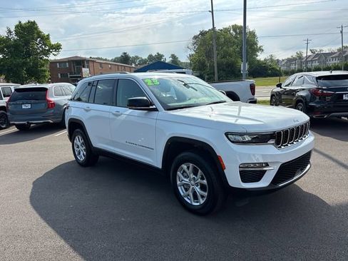Used 2023 Jeep Grand Cherokee Limited AWD/4WD image 2