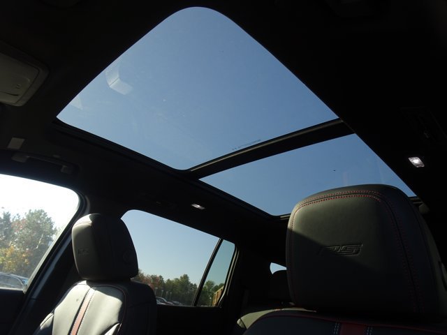 New 2027 Chevrolet Traverse RS w/ LPO, Floor Liner Package FWD image 6