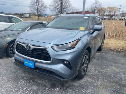Used 2022 Toyota Highlander XLE image 3