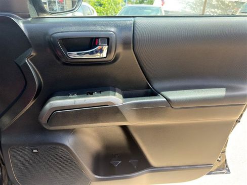 Used 2017 Toyota Tacoma TRD Sport RWD image 24