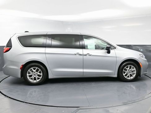Used 2024 Chrysler Pacifica Touring-L image 8