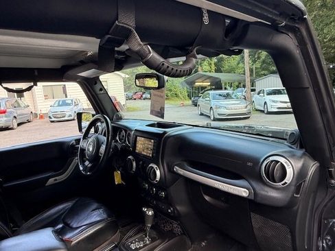 Used 2014 Jeep Wrangler Unlimited Sahara image 12
