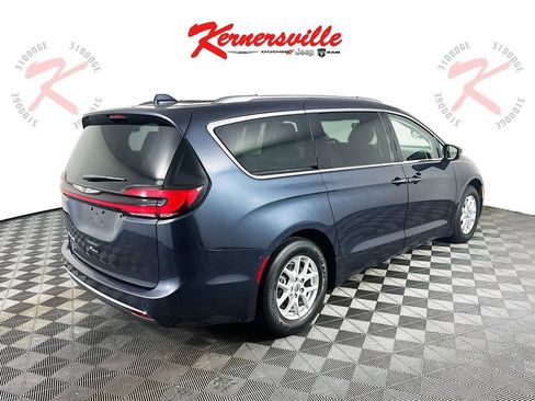 Used 2021 Chrysler Pacifica Touring-L FWD image 7