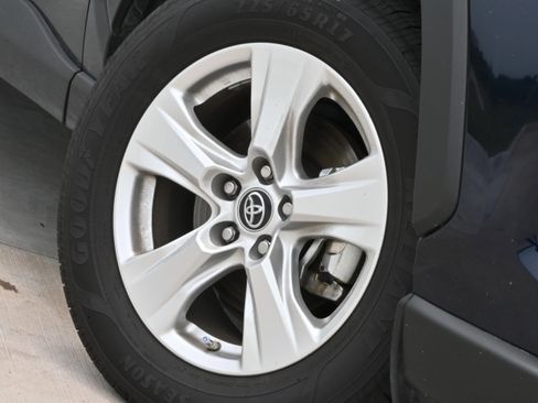 Used 2019 Toyota RAV4 XLE FWD image 11
