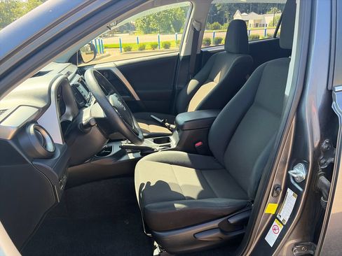 Used 2018 Toyota RAV4 LE FWD image 10