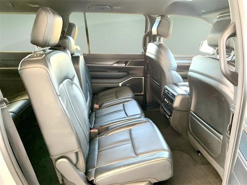 Used 2024 Jeep Wagoneer L Series II image 29