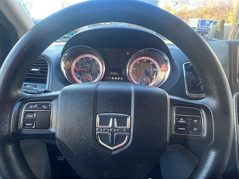 Used 2019 Dodge Grand Caravan SE w/ UConnect Hands-Free Group image 14