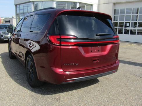 Used 2023 Chrysler Pacifica Touring-L w/ S Appearance Package AWD/4WD image 4