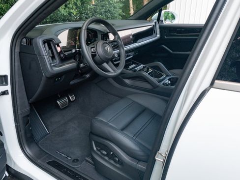 New 2025 Porsche Cayenne Turbo AWD/4WD image 4