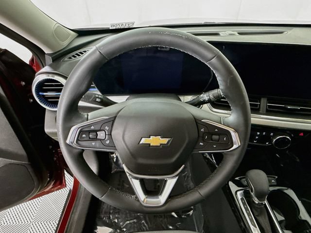 Used 2025 Chevrolet Trax LT w/ LT Convenience Package FWD image 12