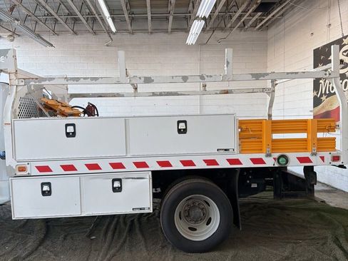 Used 2017 Ford F550 4x4 Crew Cab Super Duty w/ Power Equipment Group image 9