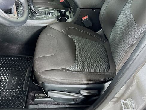 Used 2019 Jeep Cherokee Latitude w/ Cold Weather Group image 16