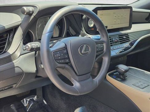 Certified 2023 Lexus LS 500 w/ Accessory Package (Z2) RWD image 10