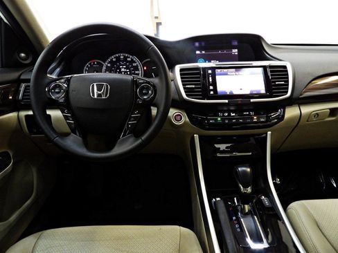 Used 2017 Honda Accord Touring image 25