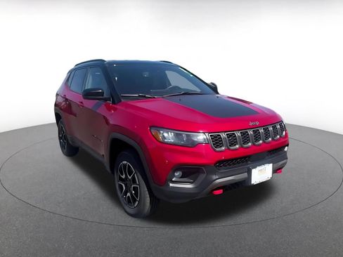 Used 2025 Jeep Compass Trailhawk AWD/4WD image 3