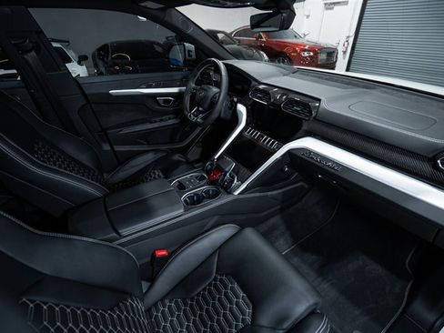 Used 2022 Lamborghini Urus AWD/4WD image 35