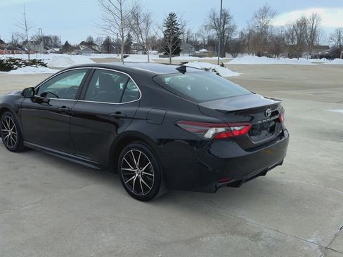 Used 2022 Toyota Camry SE image 6