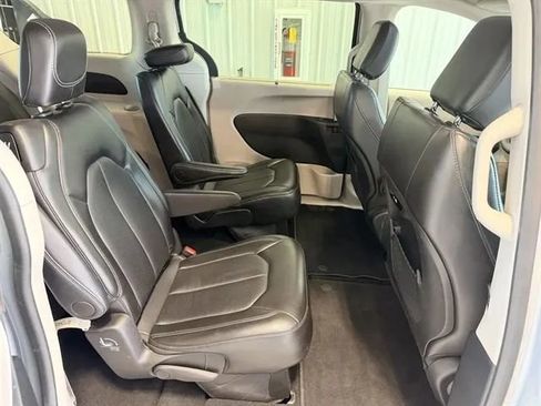 Used 2024 Chrysler Pacifica Touring-L FWD image 19