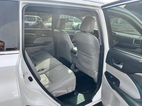 Used 2017 Toyota Highlander Limited AWD/4WD image 10