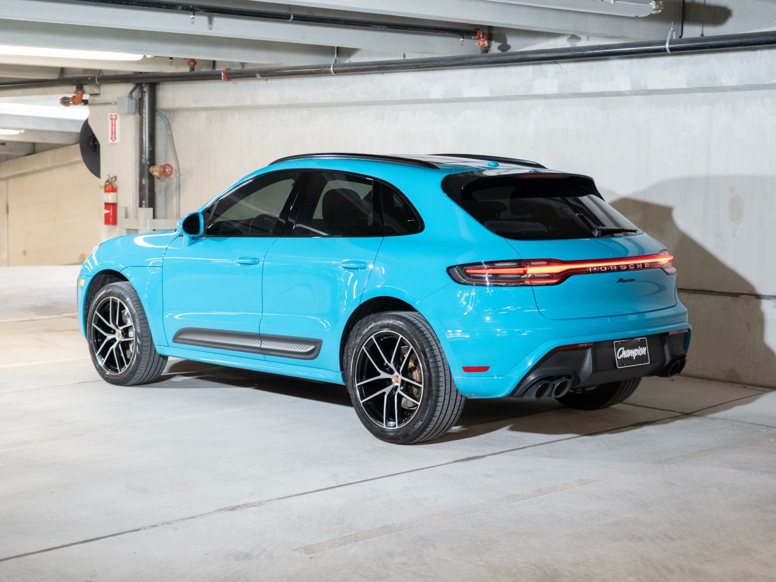 Certified 2023 Porsche Macan AWD/4WD image 3