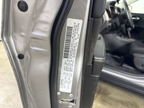Used 2016 Jeep Cherokee Latitude w/ Cold Weather Group AWD/4WD image 37