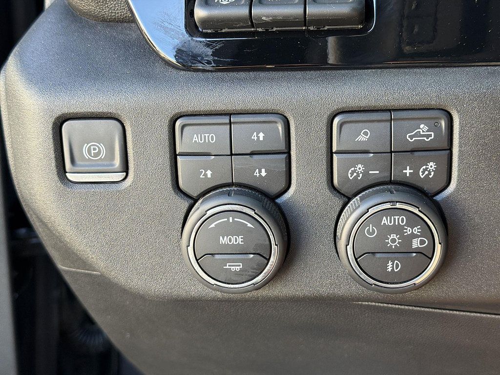 Used 2023 Chevrolet Silverado 1500 High Country w/ Technology Package AWD/4WD image 17