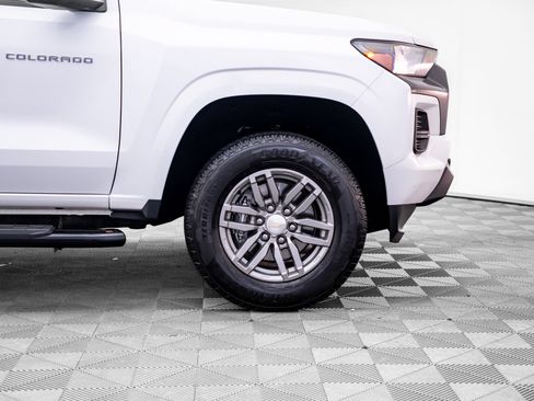 Used 2024 Chevrolet Colorado LT RWD image 30