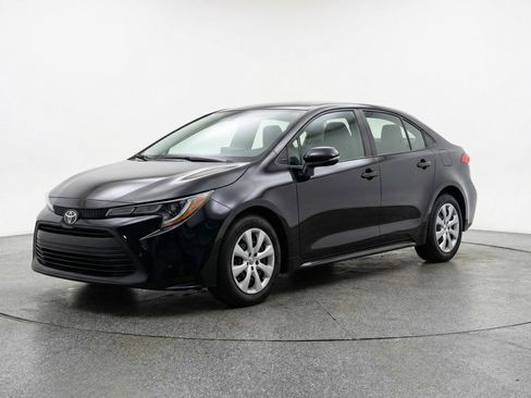 Used 2025 Toyota Corolla LE image 3