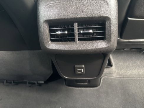 Used 2024 GMC Terrain SLT image 25