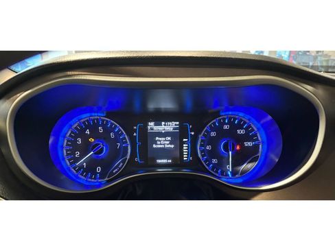 Used 2017 Chrysler Pacifica Touring-L w/ Tire & Wheel Group image 22