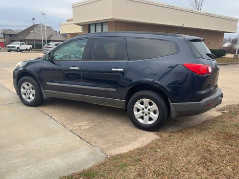 Used 2010 Chevrolet Traverse LS image 4