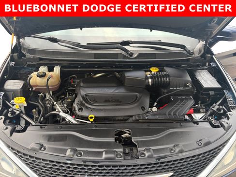 Used 2019 Chrysler Pacifica Touring Plus w/ Advanced Safetytec Group FWD image 24