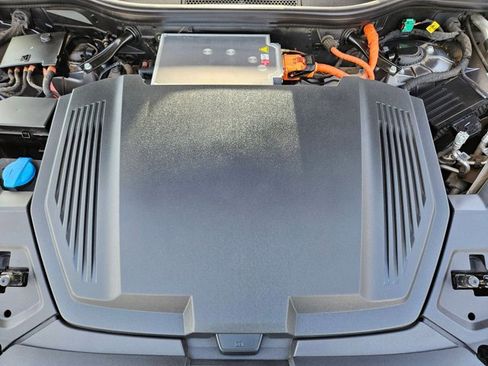 Used 2019 Audi e-tron Prestige w/ Prestige Package image 19
