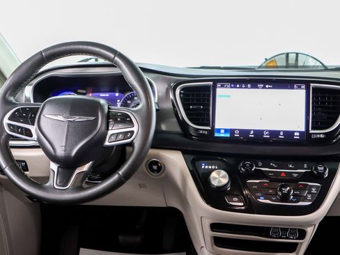 Used 2023 Chrysler Pacifica Touring-L FWD image 17