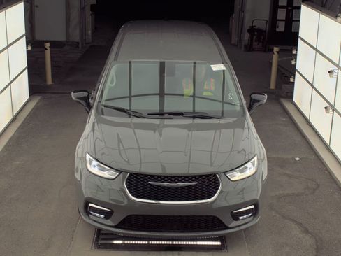 Used 2024 Chrysler Pacifica Touring-L FWD image 3