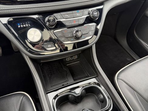 Used 2025 Chrysler Pacifica Limited image 46