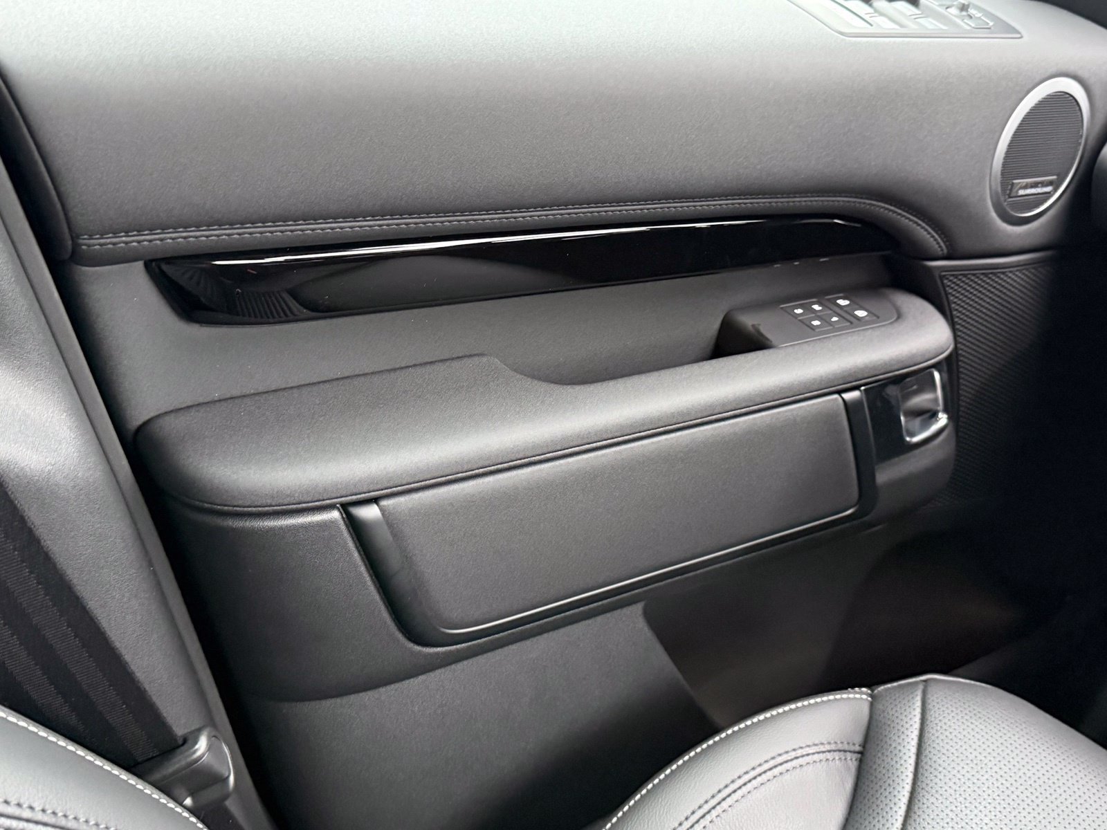 New 2026 Land Rover Discovery S AWD/4WD image 41